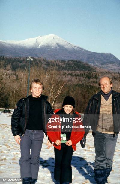 Das deutsche Eiskunstlaufpaar Christina Riegel und Andreas Nischwitz mit seinem Trainer Karel Fajfr im Februar 1980 in Lake Placid in den USA....