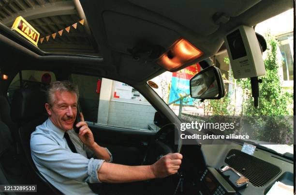 Eine Videokamera soll im Taxi des Taxiunternehmers Kurt Reichard potentielle Straftäter abschrecken. Beim Einsteigen und beim Bezahlen wird jeder...