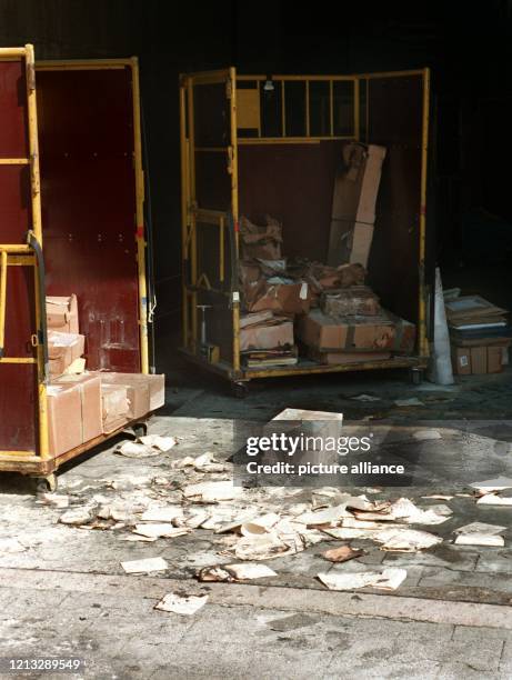 Blick auf Paketreste in der Halle des Paketzustellamtes 2, in dem die Paketbombe explodiert war. Die Explosion einer Paketbombe in der Halle des...