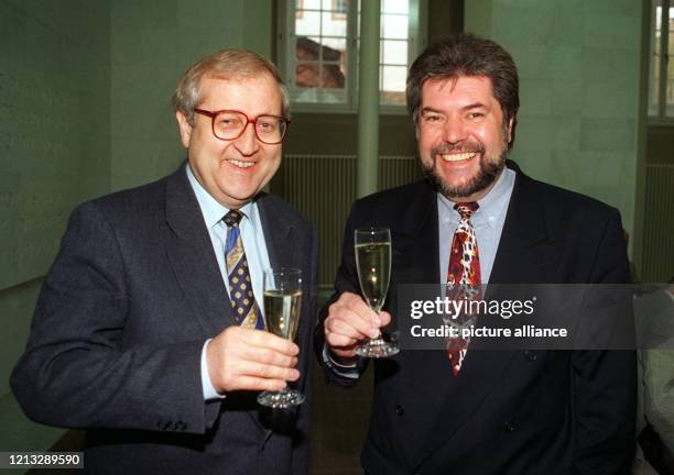 Mit einem Glas Sekt stoßen der rheinland-pfälzische Ministerpräsident Kurt Beck und sein Stellvertreter, Wirtschaftsminister Rainer Brüderle , zu...