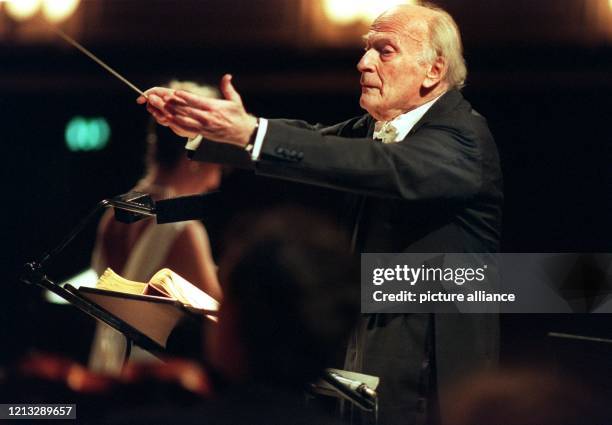 Der britische Dirigent und Violinist Yehudi Menuhin feiert am 22. April seinen 80. Geburtstag. Die Eltern waren aus Palästina nach New York...