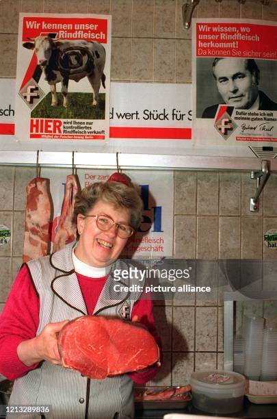 Die Berliner Metzgerin Eveline Thiel zeigt am 22.3.1996 ein Stück Rindfleisch. "Kommt Ihr Rindfleisch aus England?" - Diese Frage ist den meisten...