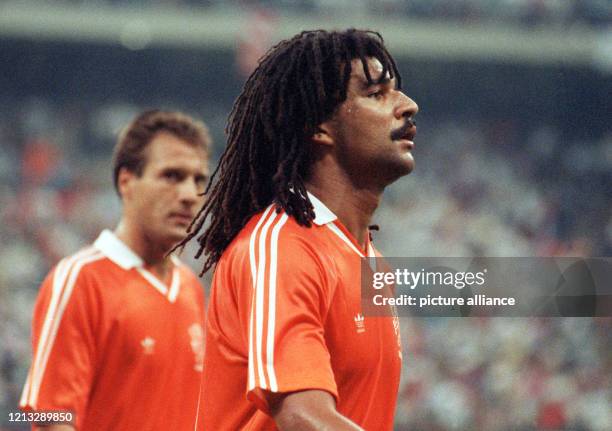 Der niederländische Stürmer und Kapitän Ruud Gullit am im Mailänder Giuseppe-Meazza-Stadion.. Die deutsche Fußballnationalmannschaft bezwingt vor...