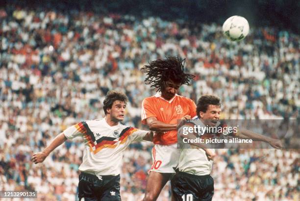 Der niederländische Stürmer Ruud Gullit springt im Kampf um den Flankenball höher als die deutschen Mittelfeldspieler Thomas Berthold und Lothar...