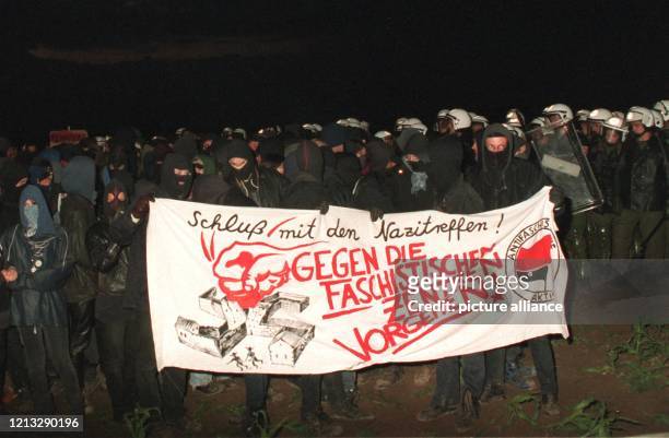 Gegen das Neonazi-Zentrum im niedersächsischen Hetendorf demonstrierten am 21.6.1996 rund 300 Menschen, darunter auch diese Vermummten. Bei der...