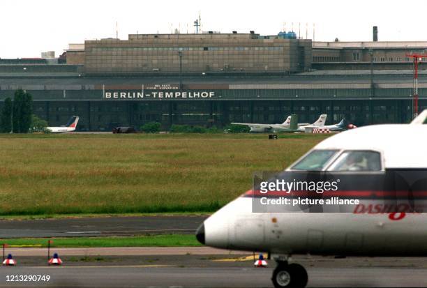 Eine Maschine der Luftfahrtgesellschaft Eurowings befährt am 19.6.96 das Rollfeld auf dem Flughafen Berlin-Tempelhof, im Hintergrund stehen kleinere...