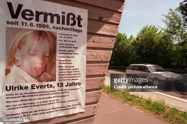 Die Aufnahme vom 17.6.1996 zeigt ein Plakat der vermißten Ulrike E., das an einer Bushaltestelle gleich neben der Bundesstrasse B 401 von Oldenburg...