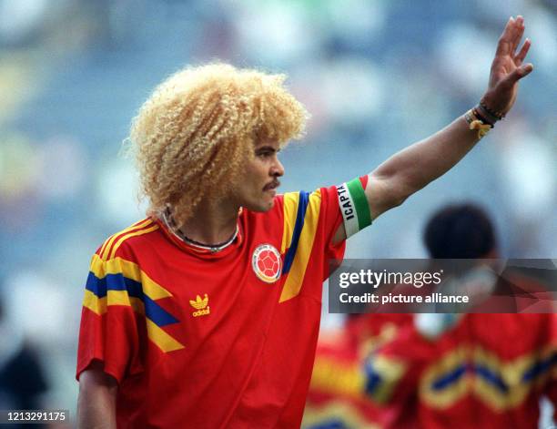 Der kolumbianischen Mittelfeldstar und Kapitän Carlos Valderrama grüsst bei Spielende auf die Ränge. Die kolumbianische Fußballnationalmannschaft...