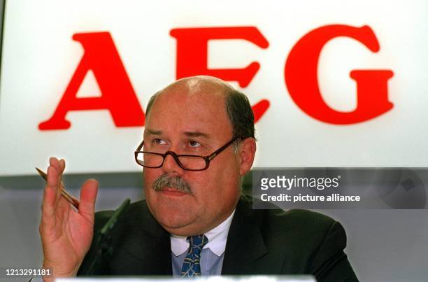 Vor dem Signet des Daimler-Benz-Tochterkonzerns AEG stellt der AEG-Vorstandsvorsitzende Ernst Georg Stöckl die Bilanzzahlen des Geschäftsjahres 1994...