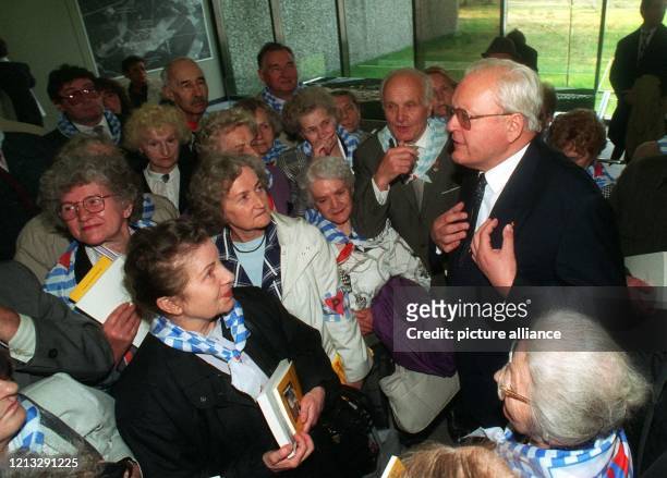 Mit ehemaligen KZ-Häftlingen spricht Bundespräsident Roman Herzog im Dokumentenhaus der Gedenkstätte. Die Gruppe war aus Polen angereist, um an der...