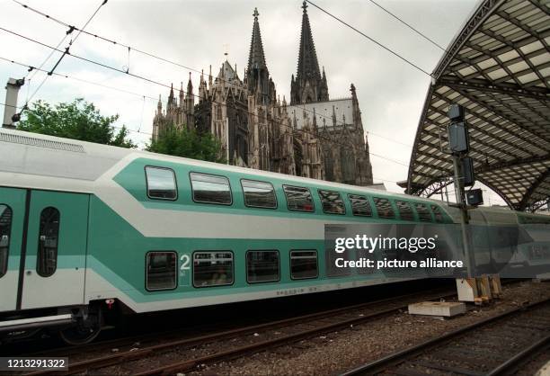 Nur aus Doppelstock-Waggons besteht dieser Sonderzug, der den Kölner Haupbahnhof verläßt . Auf der Strecke Aachen-Bielefeld stellte die Deutsche Bahn...