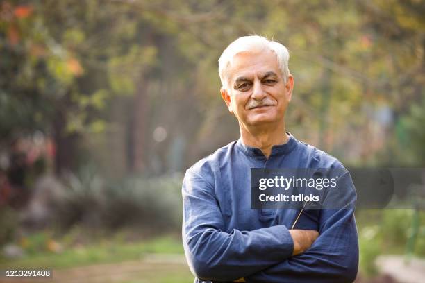 feliz hombre mayor en el parque - indian ethnicity fotografías e imágenes de stock