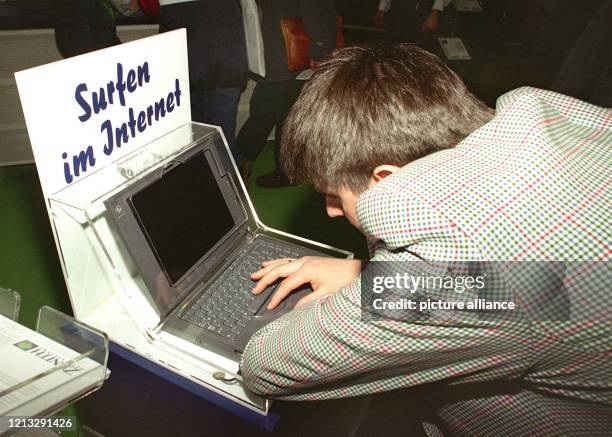 Ganz versunken ins Internet-Vergnügen ist dieser CeBIT-Besucher am 19.3.1996 im "Internet Cafe", das mehrere Aussteller auf der Computermesse CeBIT...