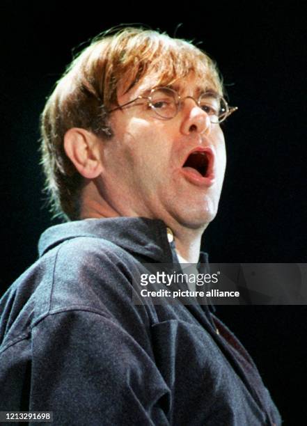 Elton John begeisterte das Publikum mit seinem neuen Hit "Made in England". Bei Regenschauern und wenig sommerlichen Temperaturen startete am...