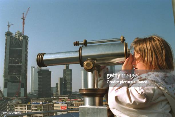 Bei klarer Fernsicht läßt sich am 10.3.1996 von der Dachterasse der Frankfurter Zeilgalerie ein Blick mit dem Fernrohr auf den Neubau des...