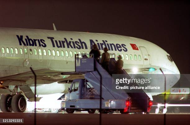 Einsatzkräfte eines Sonderkommandos nähern sich auf einer Gangway am 9.3.1996 einer Boeing 724 der türkisch-zyprischen Fluggesellschaft KTHY, die ein...