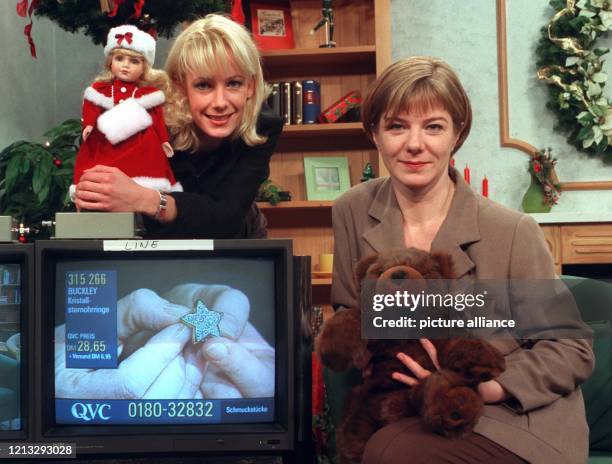 Dagmar Binder und Beate Johnen zeigen am 5.12.1996 im Düsseldorfer QVC-Studio eine kleine Produktauswahl des neuen Teleshopping-Senders. Als...