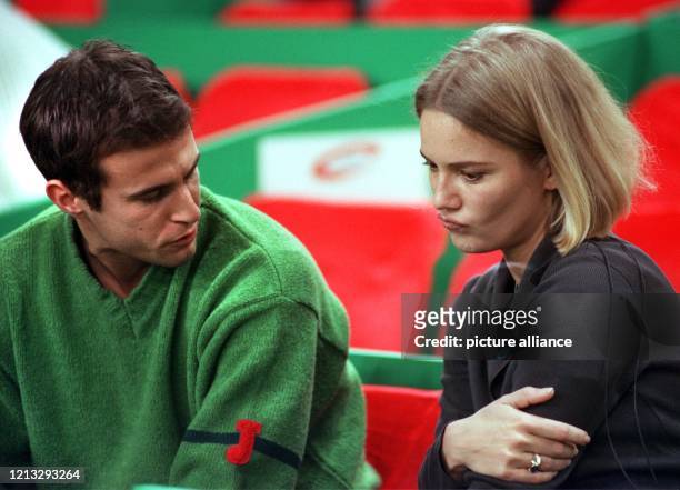 Fußball-Nationalspieler Mehmet Scholl unterhält sich auf der Zuschauertribüne des Grand Slam Cups am 3.12.1996 mit Jessica Stockmann, die wenig Grund...
