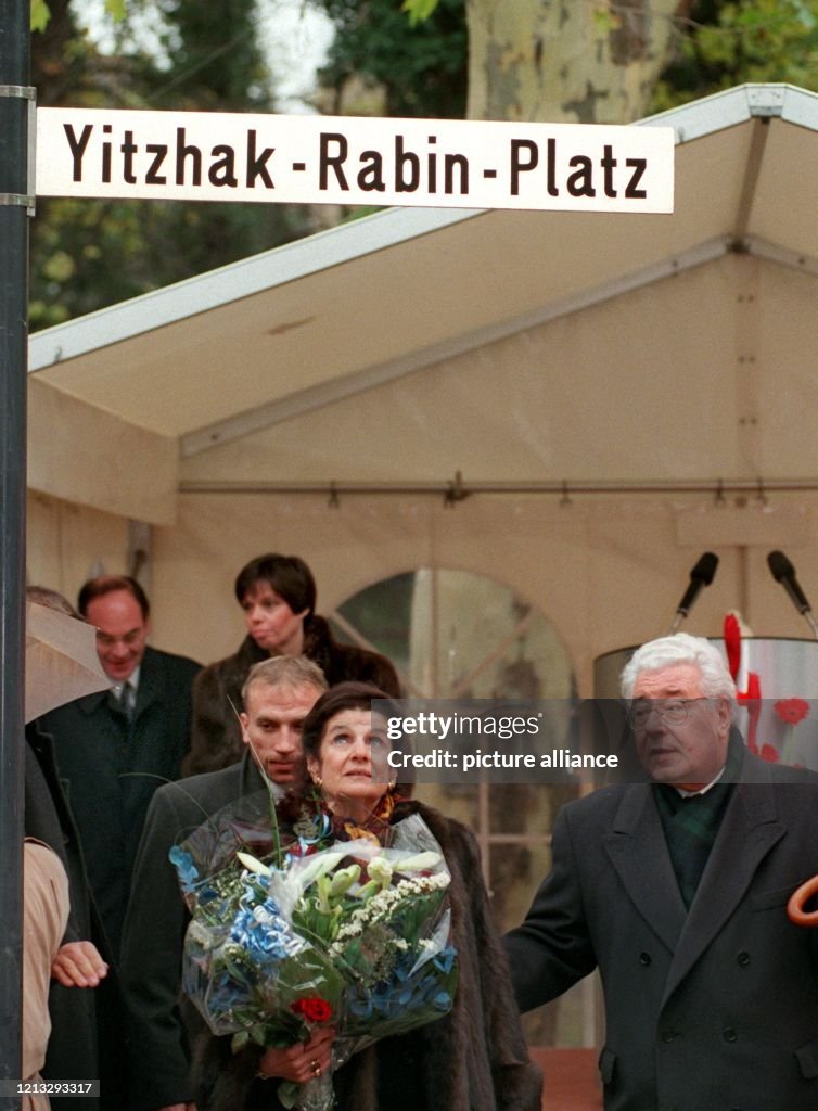 Lea Rabin schaut am 3.12.1996 in Köln zu dem Straßenschild, das sie ...