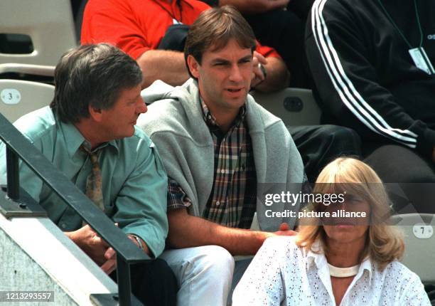 Die Eltern Peter und Heidi Graf freuen sich mit Steffis Freund Michael Bartels im Stadion "Roland Garros". Die Weltranglisten-Zweite gewann ihr...