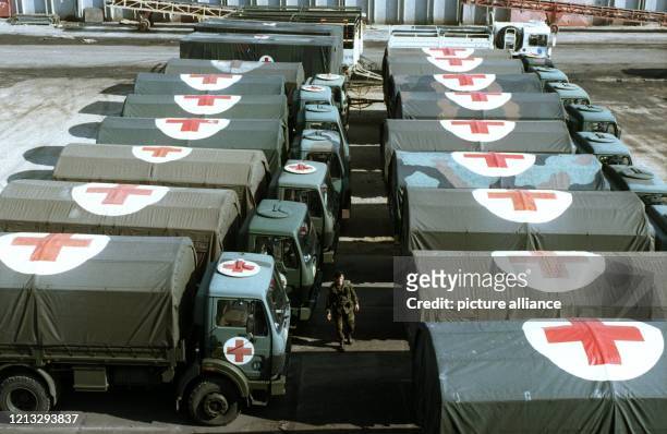 Ein deutscher IFOR-Soldat geht am im kroatischen Hafen von Sibenik über einen Parkplatz mit abgestellten Krankentransportern. Ein Großteil der...