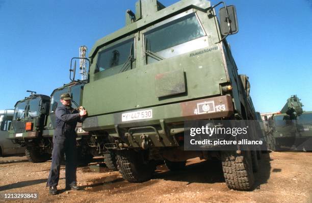 Kugelsichere sogenannte "Frontplatten" als Zusatzpanzerung bringt ein deutscher Soldat am im kroatischen Sibenik an einem Militärfahrzeug an. Ein...