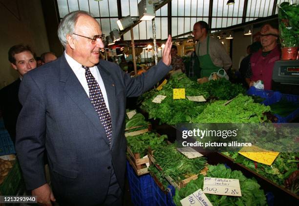 In der Markthalle wünschte Bundeskanzler Helmut Kohl den Verkäuferinnen "Gutes Geschäft".Schnellen Schrittes marschierte Bundeskanzler Helmut Kohl...