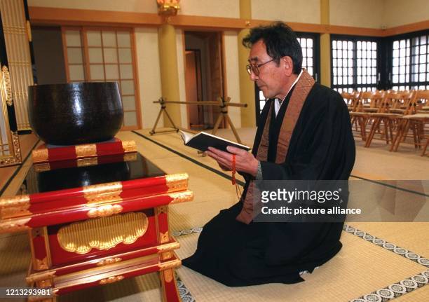Priester Nimeto Sonoda demonstriert, wie er zur Neujahrsfeier im japanisch-buddhistischen Tempel Verse rezitieren wird. Mit rund 7000 Japanern hat...
