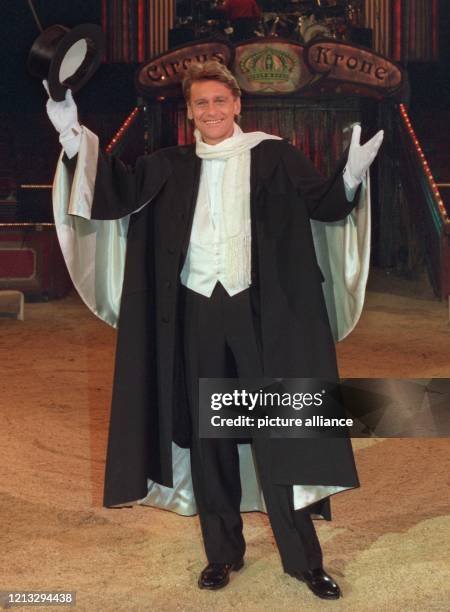 Der Wiener Liedermacher Rainhard Fendrich probt am 3.12.1996 in der Manege des Circus Krone im München seine Rolle als Zirkusdirektor. Am 7.12.1996...