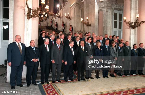 Familienfoto der EU-Staats- und Regierungschefs mit der spanischen Königsfamilie . Auf ihrer Gipfelkonferenz in Madrid haben sich die 15 EU-Staats-...