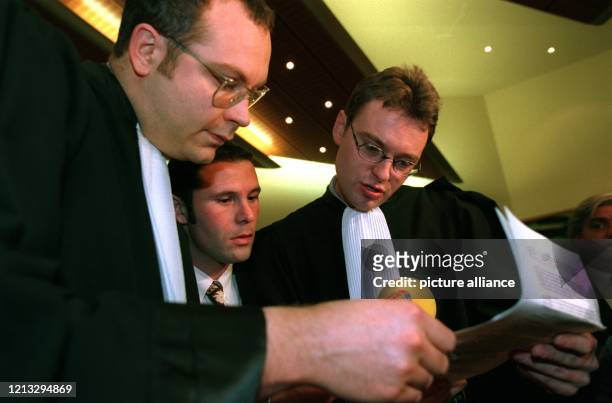 Vor der Urteilsverkündung stecken der belgische Fußball-Profi Jean-Marc Bosman und zwei seiner Anwälte, Marc Lucan und Jean-Claude Dupont die Köpfe...