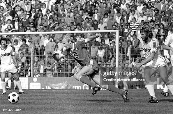 Hamburgs dänischer Stürmer Lars Bastrup enteilt dem Bochumer... News