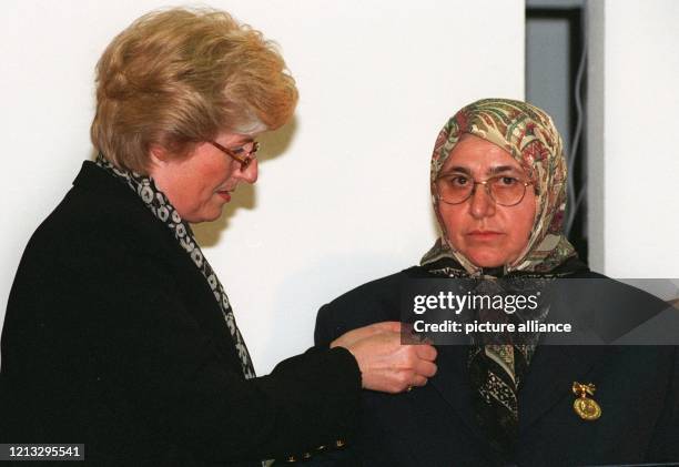 Die Ausländerbeauftragte der Bundesregierung, Cornelia Schmalz-Jacobsen , überreicht am 27.2.1996 in Bonn der 53 Jahre alten Türkin Mevlüde Genc -...