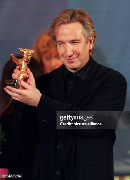 Schauspieler Alan Rickman hält am 26.2.96 in Berlin den Goldenen Bären in den Händen, den er für den Regisseur Ang Lee entgegengenommen hat. Lee...