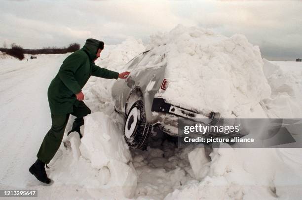 Voll im Einsatz sind Polizei und Straßendienste am 21.2.1996, um wie hier bei Dänischhagen auf den Straßen wieder halbwegs Ordnung zu schaffen und...