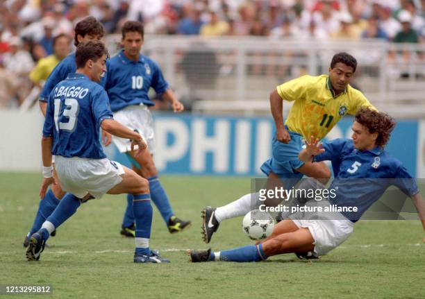 Der brasilianische Stürmer Romario läuft ins Leere, der italienische Verteidige r Paolo Maldini stoppt den gegnerischen Angriffszug vor seinen...