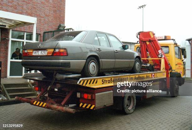 Ein Abschleppwagen bringt den Pkw von Peter Schulte-Berthold am auf den Hof der Spurensicherung in Bochum. Der Geschäftsführer der Zimbo-Fleischwerke...