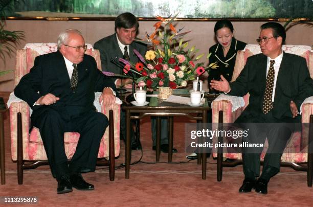 Bundespräsident Roman Herzog und der chinesische Ministerpräsident Li Peng am während ihres Gespräches in der Großen Halle des Volkes in Peking, im...