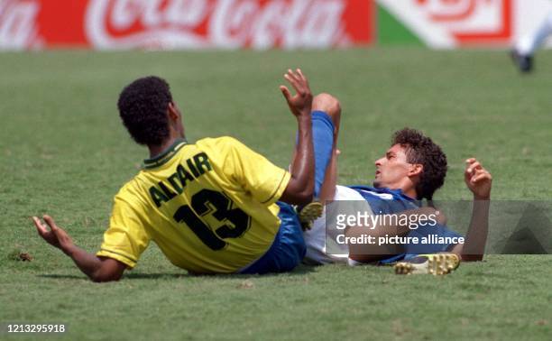 Der brasilianische Verteidiger Aldair und der italienische Stürmer Roberto Baggio kommen im Zweikampf zu Fall. Brasiliens Fußballnationalmannschaft...
