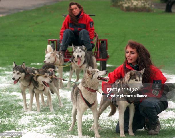 Petra Noelle , Europameisterin im Hundeschlittenrennen, zeigt sich bei einem Fototermin zur Messe "Reisemarkt International 1996" in Köln mit ihren...