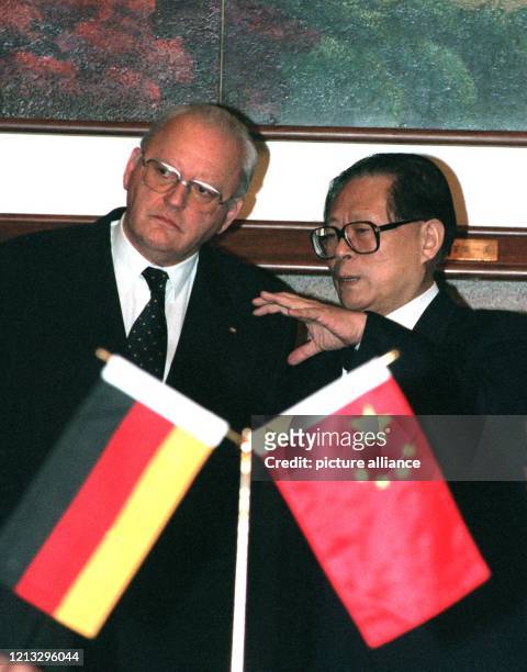 Deutsch-chinesische Beziehungen: Bundespräsident Roman Herzog unterhält sich am in der Großen Halle des Volkes in Peking mit Chinas Staaspräsident...