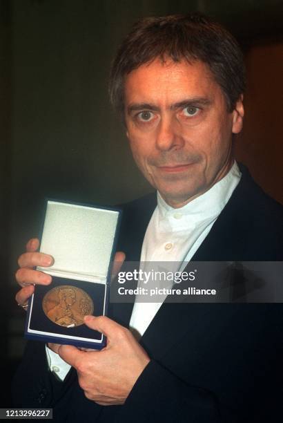 John Neumeier, Intendant und Choreograph des Hamburg Balletts, zeigt am die Nijinsky-Medaille. Der nach dem polnischen Tänzer Vaslaw Nijinksy...