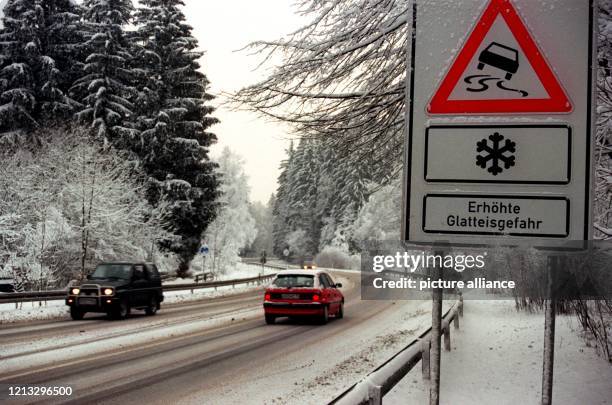 Warnschilder weisen die Autofahrer auf Glatteis und Straßenglätte hin. Stundenlange Schneefälle am hatten in Bayern für die erste geschlossene...