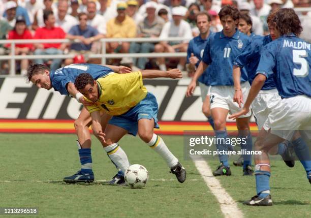 Vor einer italienischen Fünferkette kämpfen der brasilianische Mittelfeldspieler Zinho und der italienische Mitteleldakteur Dino Baggio um den Ball....