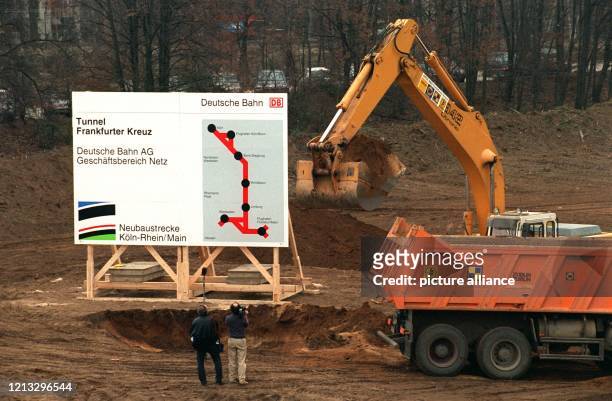 Ein Bagger hebt in der Nähe des Frankfurter Kreuzes die ersten Kubikmeter Erde aus, um damit den Baubeginn der Schnellbahnstrecke Köln/Rhein-Main zu...