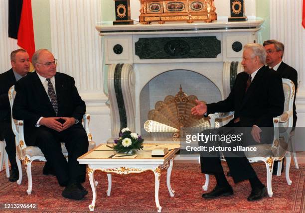 Bundeskanzler Helmut Kohl sitzt mit dem russischen Präsidenten Boris Jelzin und zwei Dolmetschern am im Moskauer Kreml bei einem ersten Gespräch...