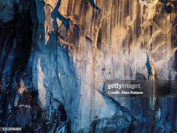 the grand wall on squamish's stawmus chief in the setting, golden sun light. - bergsvägg bildbanksfoton och bilder