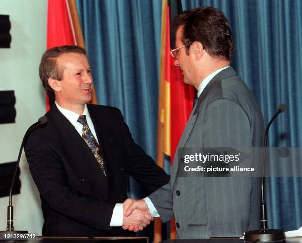 Bundesaußenminister Klaus Kinkel begrüßt am 25.4.1997 seinen albanischen Amtskollegen Arjan Starova zu einem Gespräch im Auswärtigen Amt in Bonn. Im...