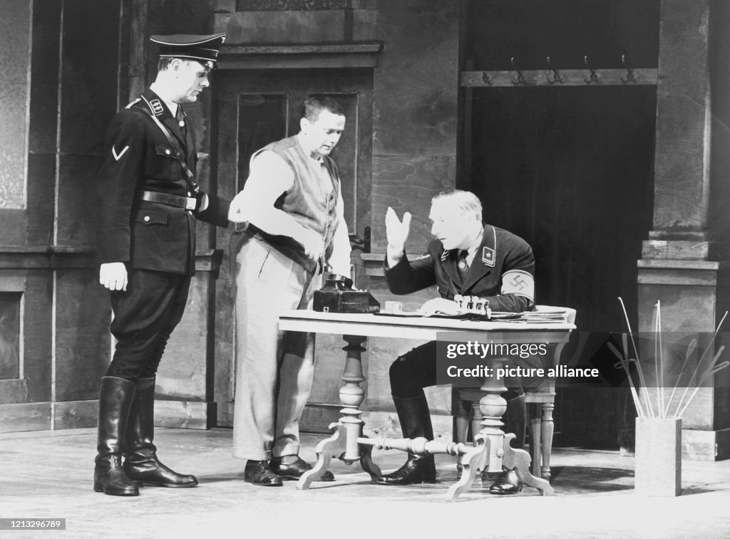 Gustav Roth Der Schauspieler Gustav Roth als Soldat Schweyk wird im... ニュース写真 ...