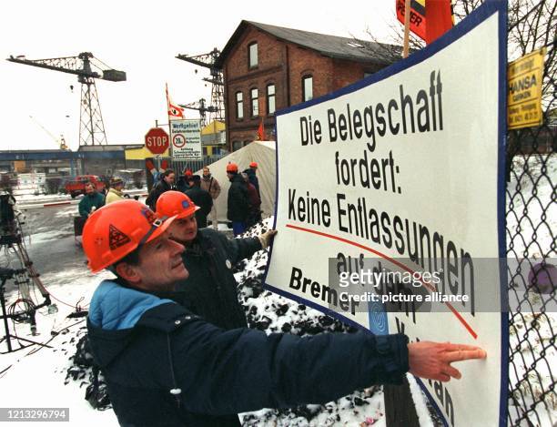 Werftarbeiter der Bremer Vulkan AG befestigen am 20.2.1996 am Werkstor in Bremen-Nord ein Protestplakat. Vor dem Eingang der von der Schließung...